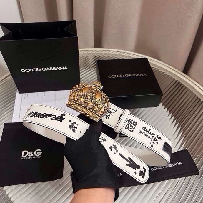 Dolce&Gabbana 全新印花小牛皮腰带，缀以个性化徽标搭扣。小牛皮腰带，搭配徽标装饰搭扣,4.0