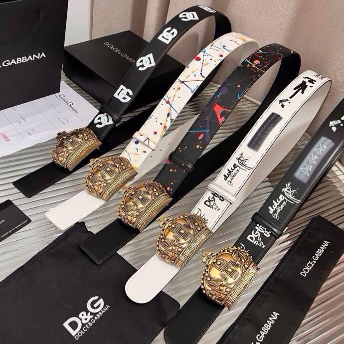 Dolce&Gabbana 全新印花小牛皮腰带，缀以个性化徽标搭扣。小牛皮腰带，搭配徽标装饰搭扣,4.0