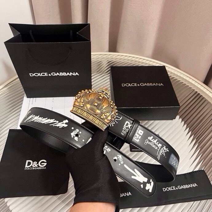 Dolce&Gabbana 全新印花小牛皮腰带，缀以个性化徽标搭扣。小牛皮腰带，搭配徽标装饰搭扣,4.0
