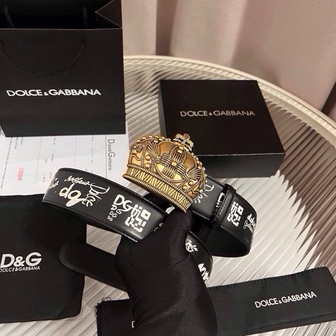 Dolce&Gabbana 全新印花小牛皮腰带，缀以个性化徽标搭扣。小牛皮腰带，搭配徽标装饰搭扣,4.0