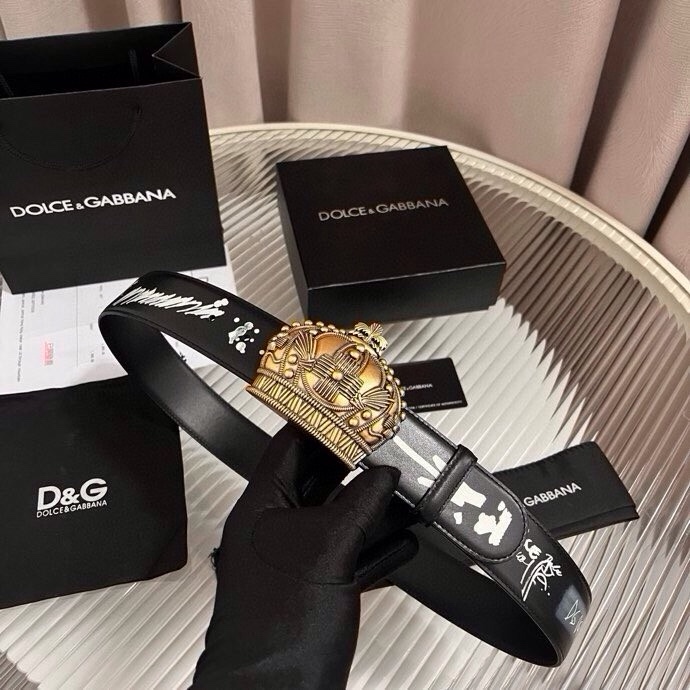 Dolce&Gabbana 全新印花小牛皮腰带，缀以个性化徽标搭扣。小牛皮腰带，搭配徽标装饰搭扣,4.0