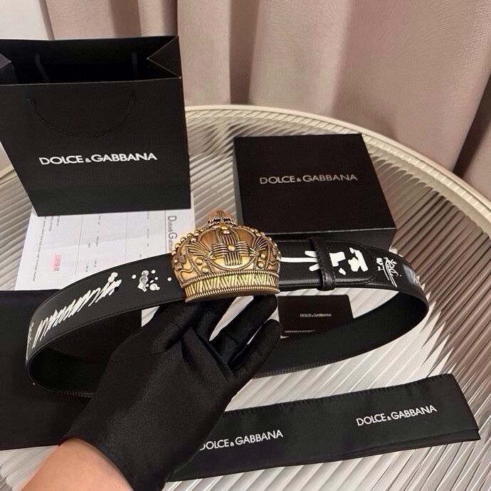 Dolce&Gabbana 全新印花小牛皮腰带，缀以个性化徽标搭扣。小牛皮腰带，搭配徽标装饰搭扣,4.0