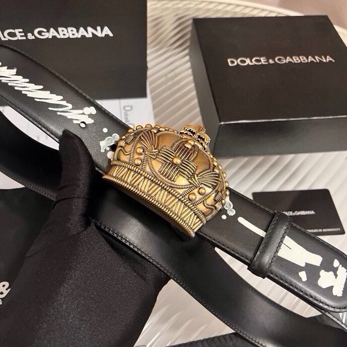 Dolce&Gabbana 全新印花小牛皮腰带，缀以个性化徽标搭扣。小牛皮腰带，搭配徽标装饰搭扣,4.0