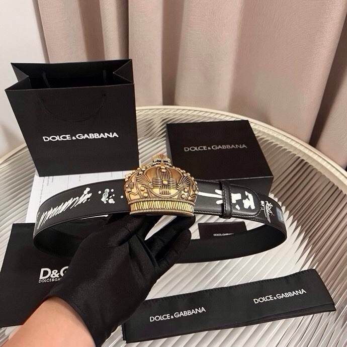 Dolce&Gabbana 全新印花小牛皮腰带，缀以个性化徽标搭扣。小牛皮腰带，搭配徽标装饰搭扣,4.0