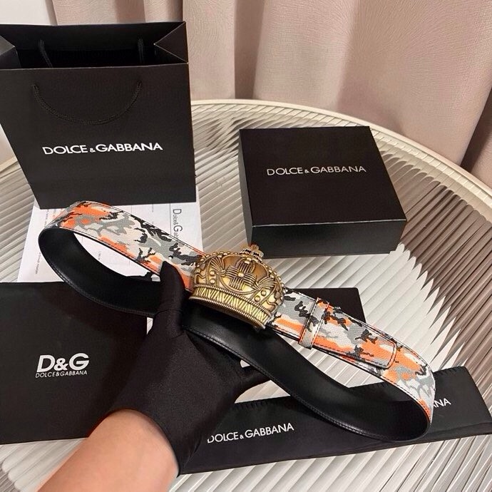 Dolce&Gabbana 全新印花小牛皮腰带，缀以个性化徽标搭扣。小牛皮腰带，搭配徽标装饰搭扣,4.0