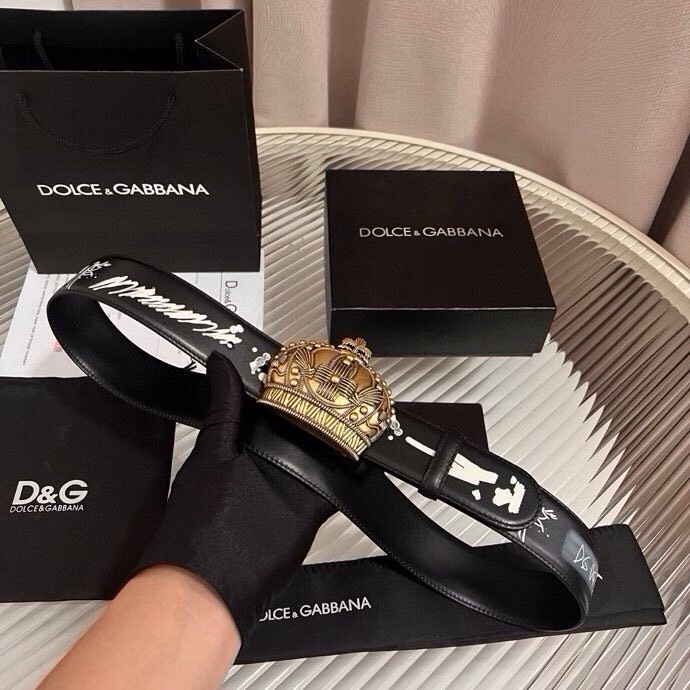 Dolce&Gabbana 全新印花小牛皮腰带，缀以个性化徽标搭扣。小牛皮腰带，搭配徽标装饰搭扣,4.0