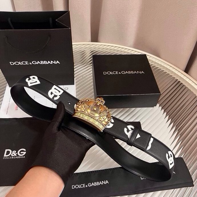 Dolce&Gabbana 全新印花小牛皮腰带，缀以个性化徽标搭扣。小牛皮腰带，搭配徽标装饰搭扣,4.0