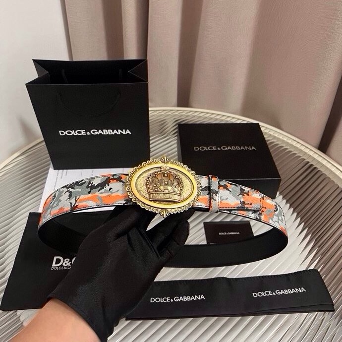 Dolce&Gabbana 全新印花小牛皮腰带，缀以个性化徽标搭扣。小牛皮腰带，搭配徽标装饰搭扣,4.0