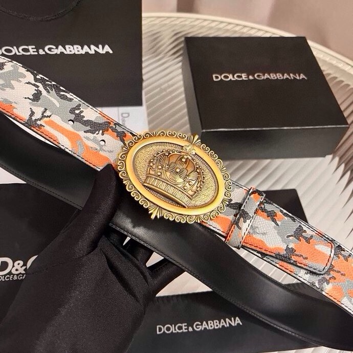 Dolce&Gabbana 全新印花小牛皮腰带，缀以个性化徽标搭扣。小牛皮腰带，搭配徽标装饰搭扣,4.0