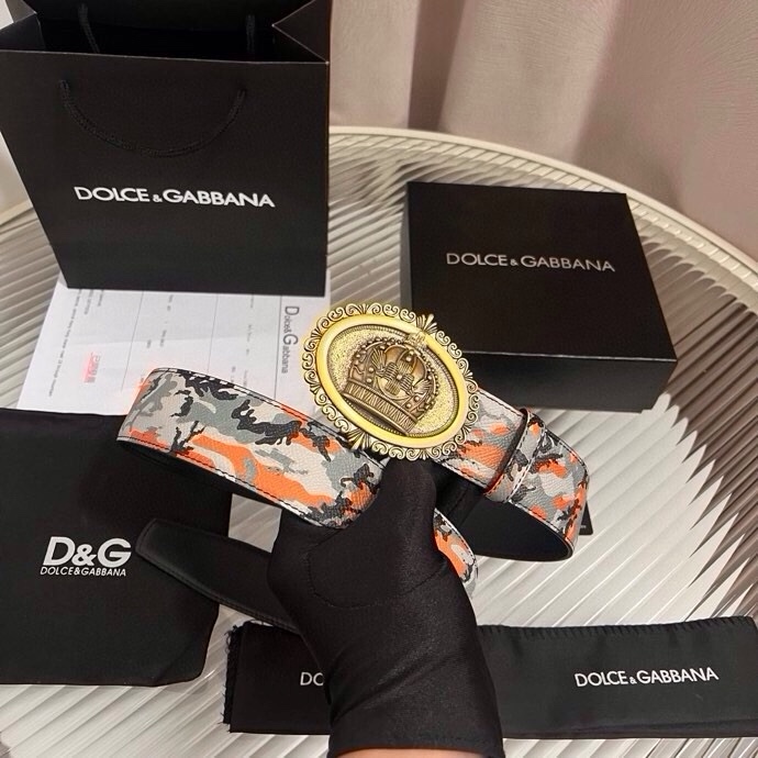 Dolce&Gabbana 全新印花小牛皮腰带，缀以个性化徽标搭扣。小牛皮腰带，搭配徽标装饰搭扣,4.0