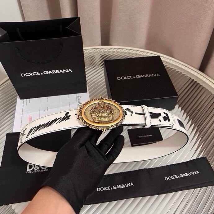 Dolce&Gabbana 全新印花小牛皮腰带，缀以个性化徽标搭扣。小牛皮腰带，搭配徽标装饰搭扣,4.0