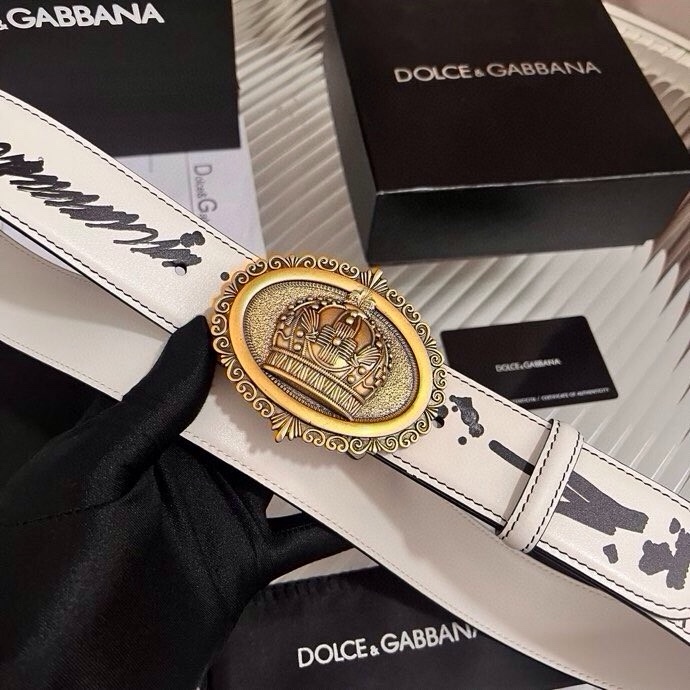 Dolce&Gabbana 全新印花小牛皮腰带，缀以个性化徽标搭扣。小牛皮腰带，搭配徽标装饰搭扣,4.0