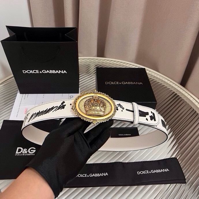 Dolce&Gabbana 全新印花小牛皮腰带，缀以个性化徽标搭扣。小牛皮腰带，搭配徽标装饰搭扣,4.0