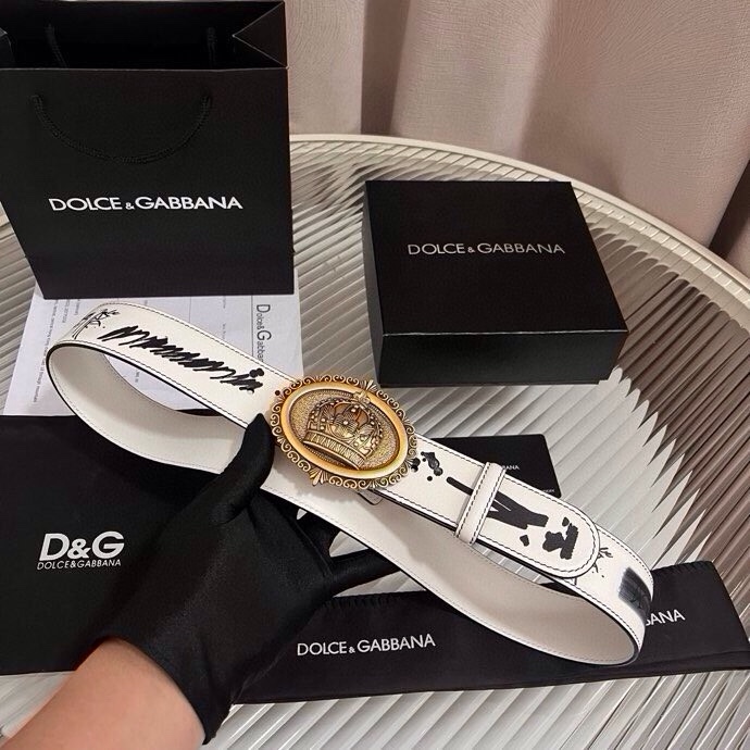 Dolce&Gabbana 全新印花小牛皮腰带，缀以个性化徽标搭扣。小牛皮腰带，搭配徽标装饰搭扣,4.0