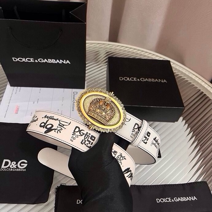 Dolce&Gabbana 全新印花小牛皮腰带，缀以个性化徽标搭扣。小牛皮腰带，搭配徽标装饰搭扣,4.0