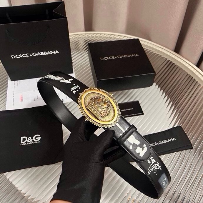 Dolce&Gabbana 全新印花小牛皮腰带，缀以个性化徽标搭扣。小牛皮腰带，搭配徽标装饰搭扣,4.0