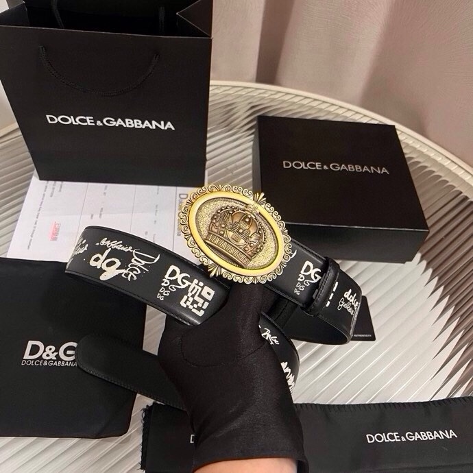 Dolce&Gabbana 全新印花小牛皮腰带，缀以个性化徽标搭扣。小牛皮腰带，搭配徽标装饰搭扣,4.0