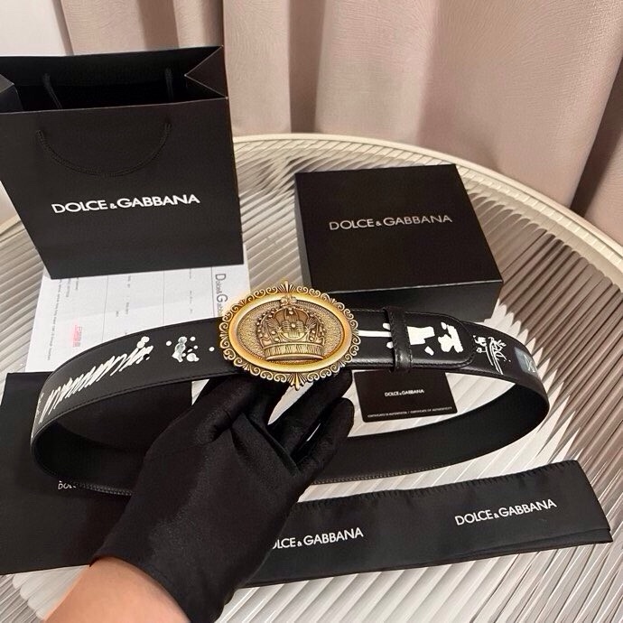 Dolce&Gabbana 全新印花小牛皮腰带，缀以个性化徽标搭扣。小牛皮腰带，搭配徽标装饰搭扣,4.0
