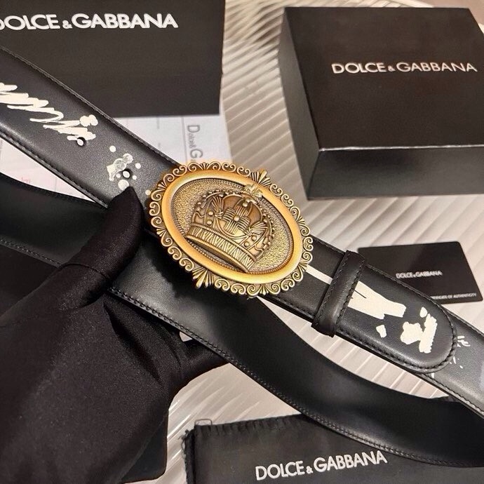 Dolce&Gabbana 全新印花小牛皮腰带，缀以个性化徽标搭扣。小牛皮腰带，搭配徽标装饰搭扣,4.0