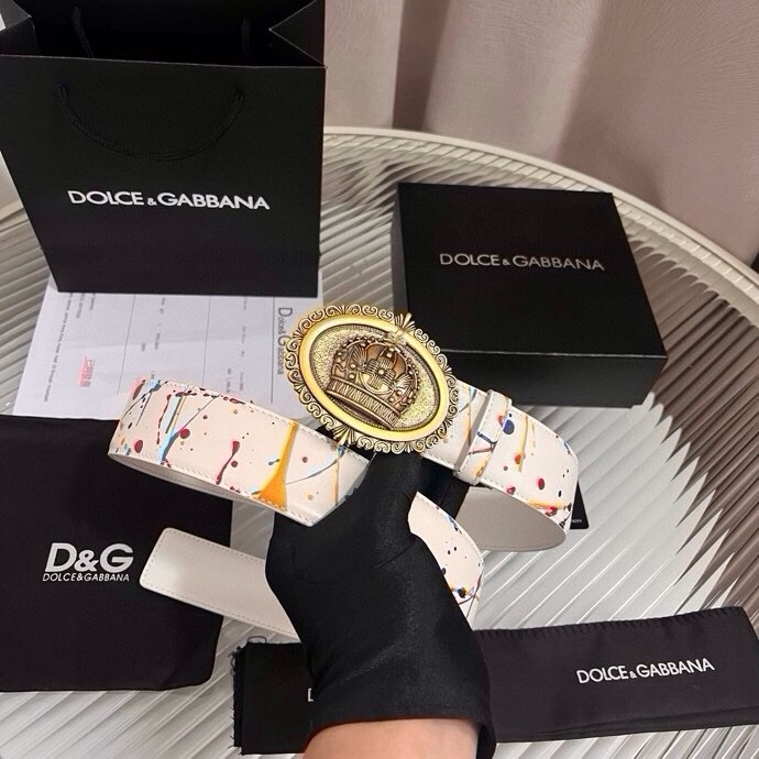 Dolce&Gabbana 全新印花小牛皮腰带，缀以个性化徽标搭扣。小牛皮腰带，搭配徽标装饰搭扣,4.0