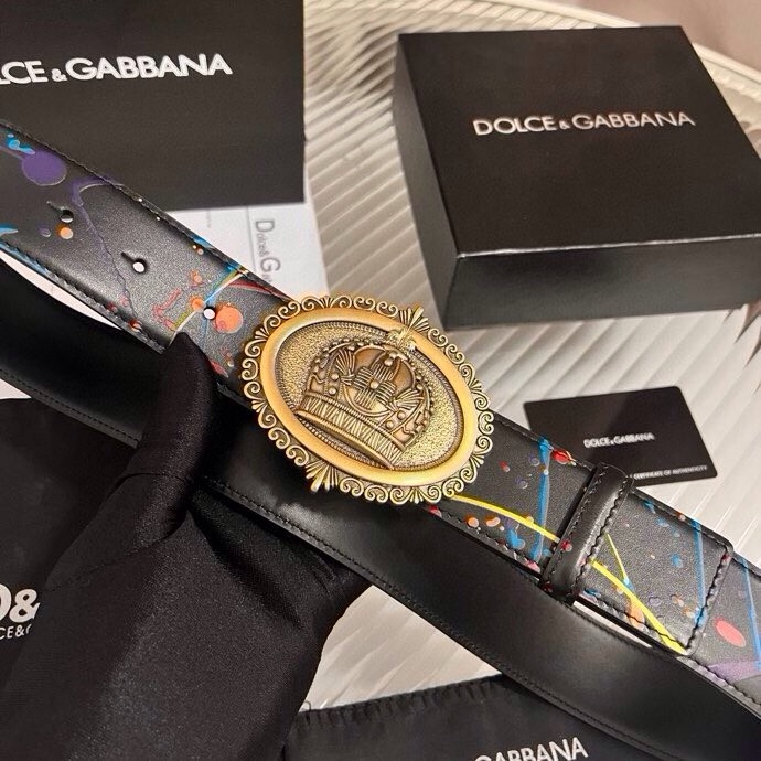 Dolce&Gabbana 全新印花小牛皮腰带，缀以个性化徽标搭扣。小牛皮腰带，搭配徽标装饰搭扣,4.0