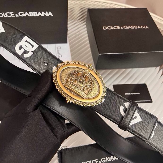 Dolce&Gabbana 全新印花小牛皮腰带，缀以个性化徽标搭扣。小牛皮腰带，搭配徽标装饰搭扣,4.0