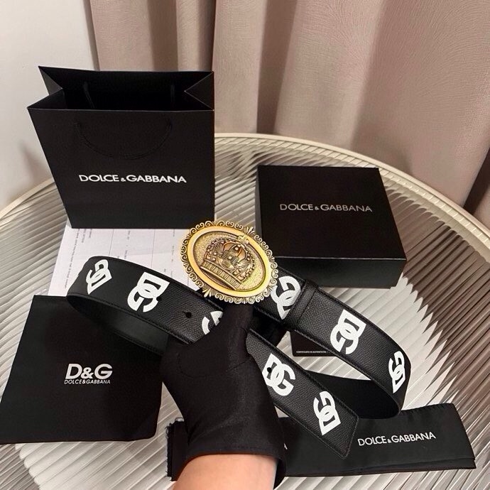 Dolce&Gabbana 全新印花小牛皮腰带，缀以个性化徽标搭扣。小牛皮腰带，搭配徽标装饰搭扣,4.0