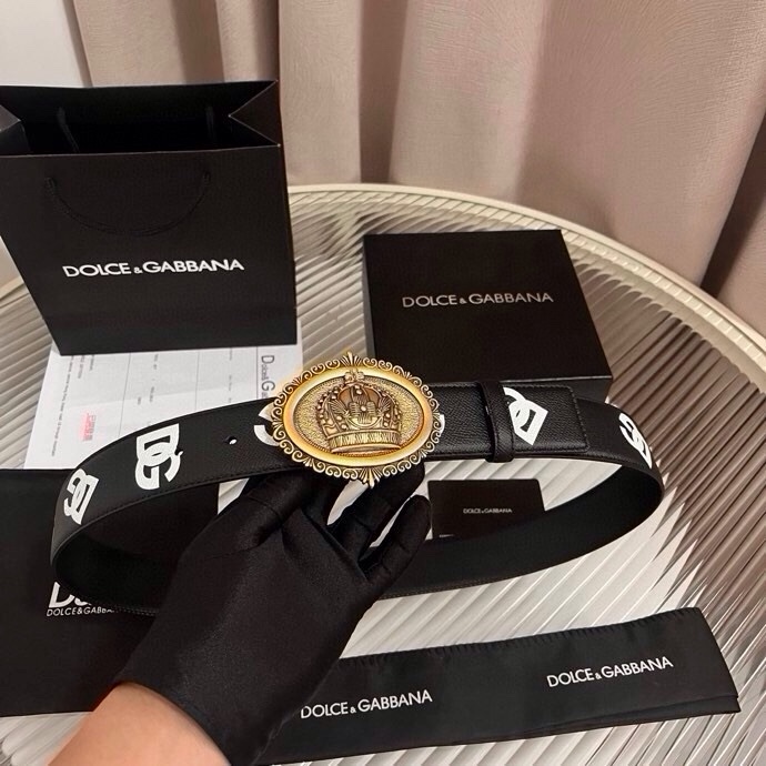 Dolce&Gabbana 全新印花小牛皮腰带，缀以个性化徽标搭扣。小牛皮腰带，搭配徽标装饰搭扣,4.0