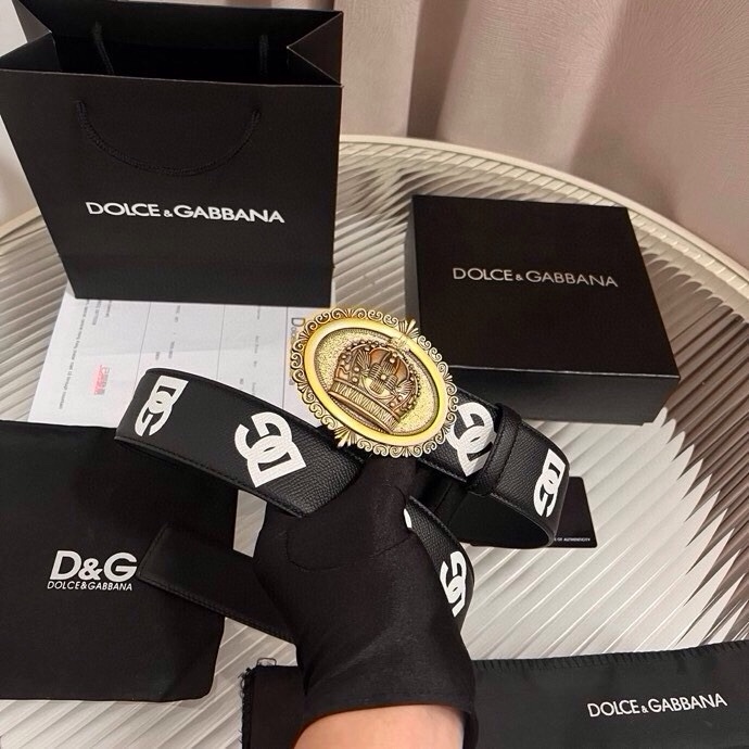 Dolce&Gabbana 全新印花小牛皮腰带，缀以个性化徽标搭扣。小牛皮腰带，搭配徽标装饰搭扣,4.0