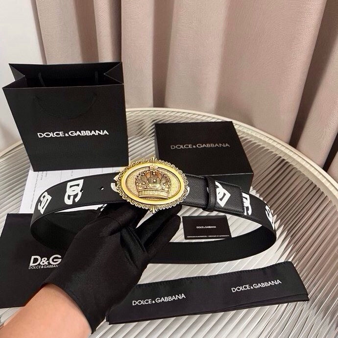 Dolce&Gabbana 全新印花小牛皮腰带，缀以个性化徽标搭扣。小牛皮腰带，搭配徽标装饰搭扣,4.0