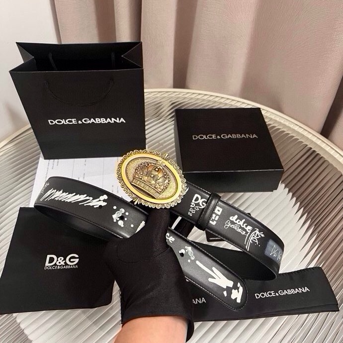 Dolce&Gabbana 全新印花小牛皮腰带，缀以个性化徽标搭扣。小牛皮腰带，搭配徽标装饰搭扣,4.0