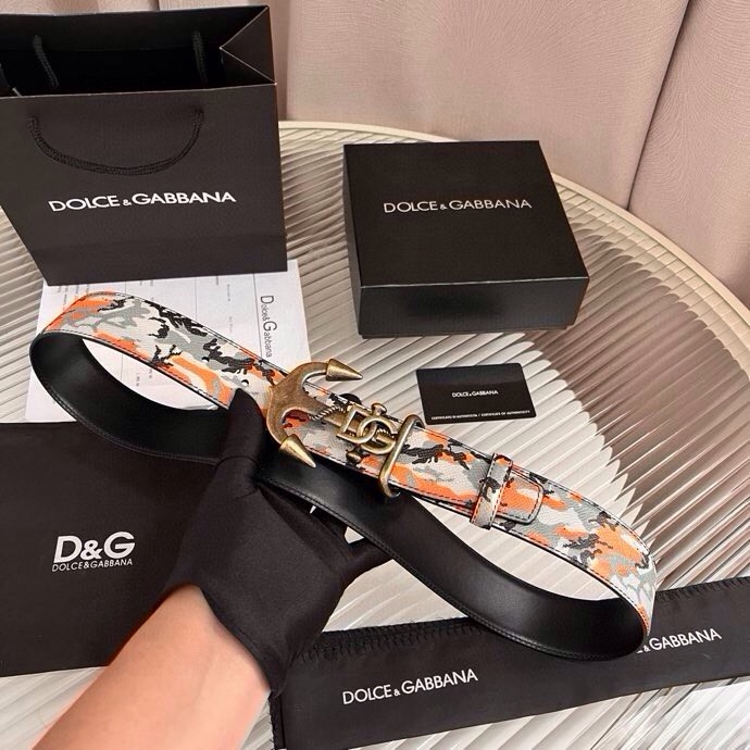Dolce&Gabbana 全新印花小牛皮腰带，缀以个性化徽标搭扣。小牛皮腰带，搭配徽标装饰搭扣,4.0