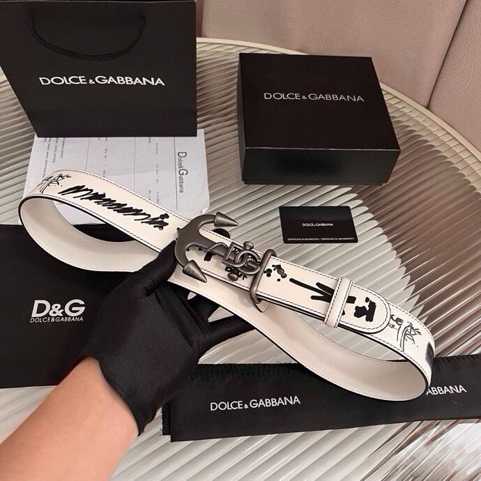Dolce&Gabbana 全新印花小牛皮腰带，缀以个性化徽标搭扣。小牛皮腰带，搭配徽标装饰搭扣,4.0