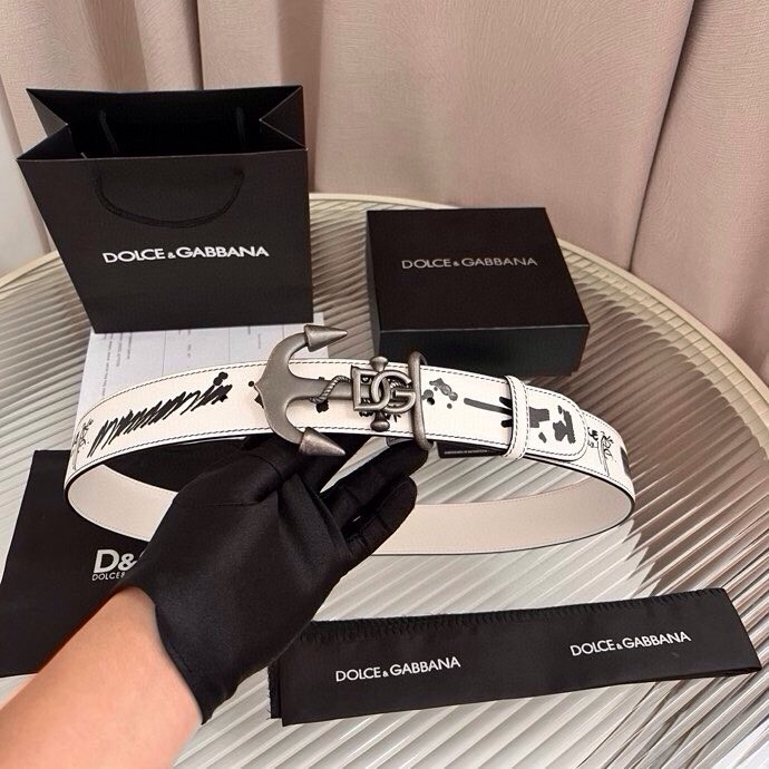 Dolce&Gabbana 全新印花小牛皮腰带，缀以个性化徽标搭扣。小牛皮腰带，搭配徽标装饰搭扣,4.0