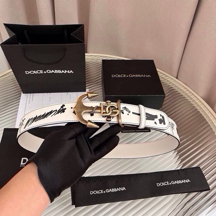 Dolce&Gabbana 全新印花小牛皮腰带，缀以个性化徽标搭扣。小牛皮腰带，搭配徽标装饰搭扣,4.0