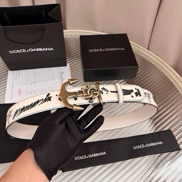 Dolce&Gabbana 全新印花小牛皮腰带，缀以个性化徽标搭扣。小牛皮腰带，搭配徽标装饰搭扣,4.0