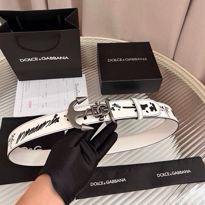 Dolce&Gabbana 全新印花小牛皮腰带，缀以个性化徽标搭扣。小牛皮腰带，搭配徽标装饰搭扣,4.0