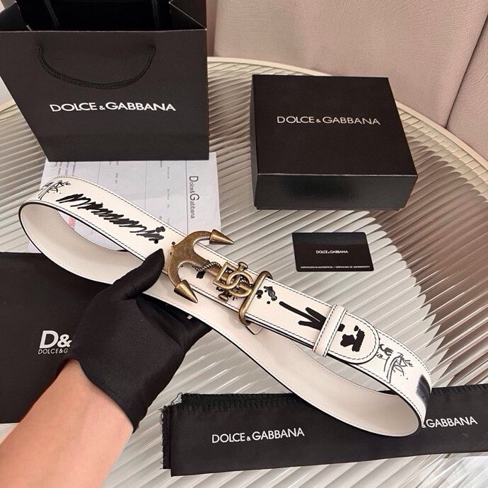 Dolce&Gabbana 全新印花小牛皮腰带，缀以个性化徽标搭扣。小牛皮腰带，搭配徽标装饰搭扣,4.0