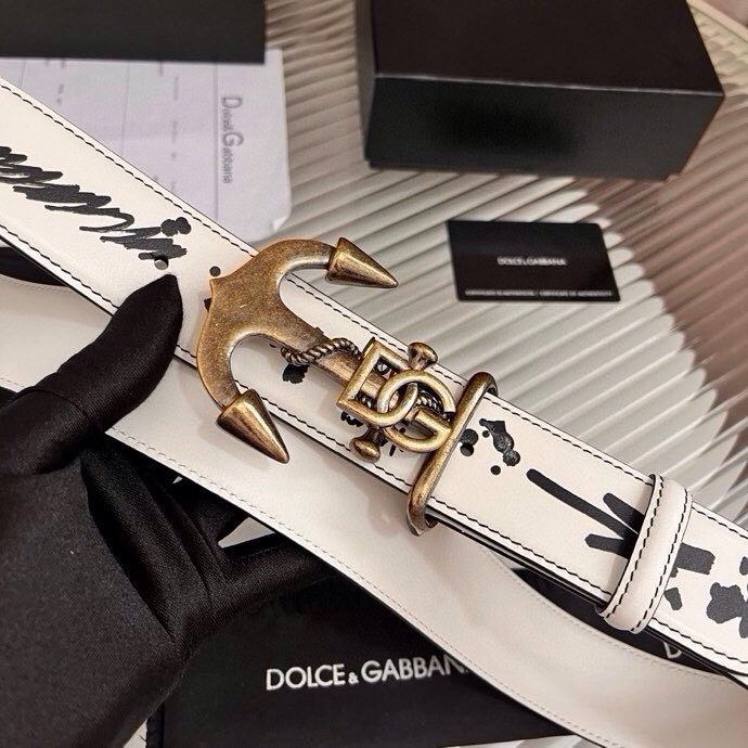 Dolce&Gabbana 全新印花小牛皮腰带，缀以个性化徽标搭扣。小牛皮腰带，搭配徽标装饰搭扣,4.0