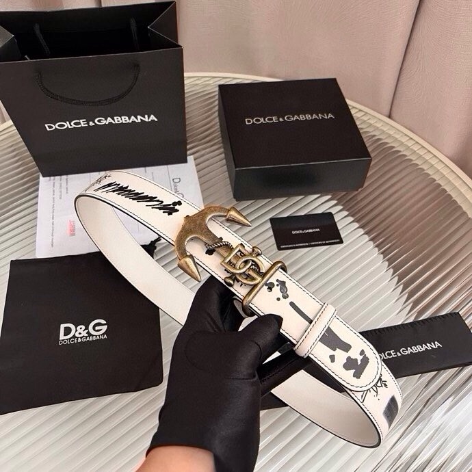 Dolce&Gabbana 全新印花小牛皮腰带，缀以个性化徽标搭扣。小牛皮腰带，搭配徽标装饰搭扣,4.0