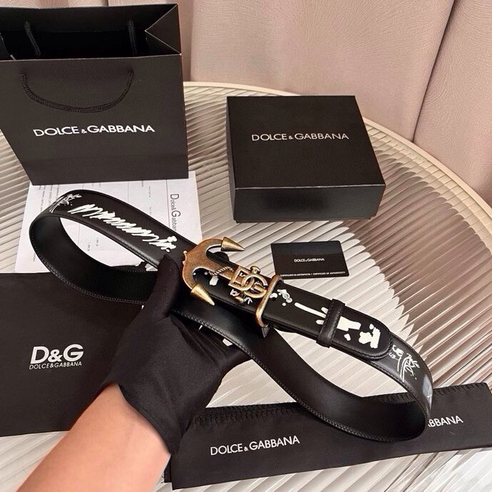 Dolce&Gabbana 全新印花小牛皮腰带，缀以个性化徽标搭扣。小牛皮腰带，搭配徽标装饰搭扣,4.0