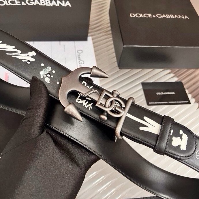 Dolce&Gabbana 全新印花小牛皮腰带，缀以个性化徽标搭扣。小牛皮腰带，搭配徽标装饰搭扣,4.0