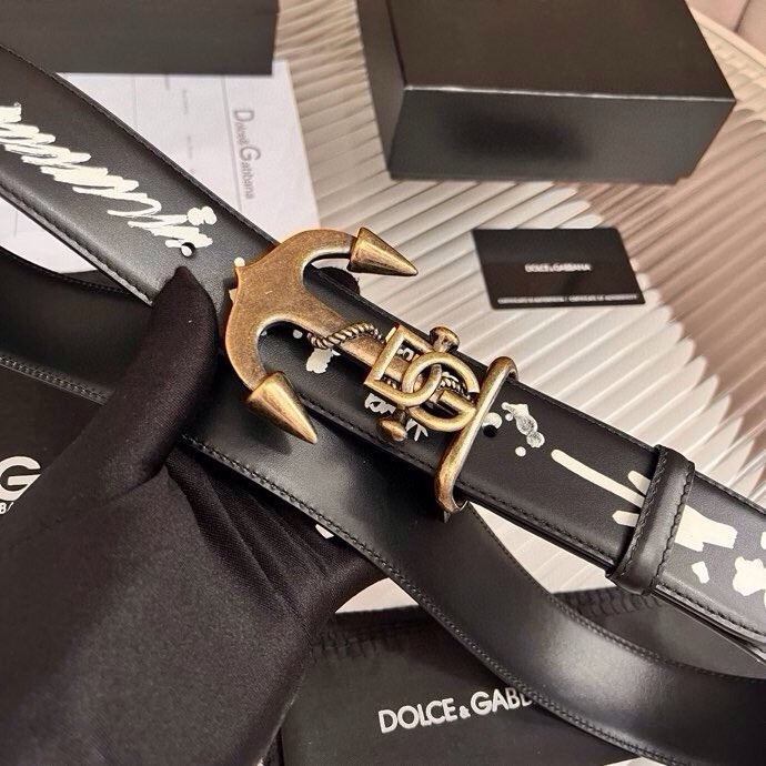 Dolce&Gabbana 全新印花小牛皮腰带，缀以个性化徽标搭扣。小牛皮腰带，搭配徽标装饰搭扣,4.0