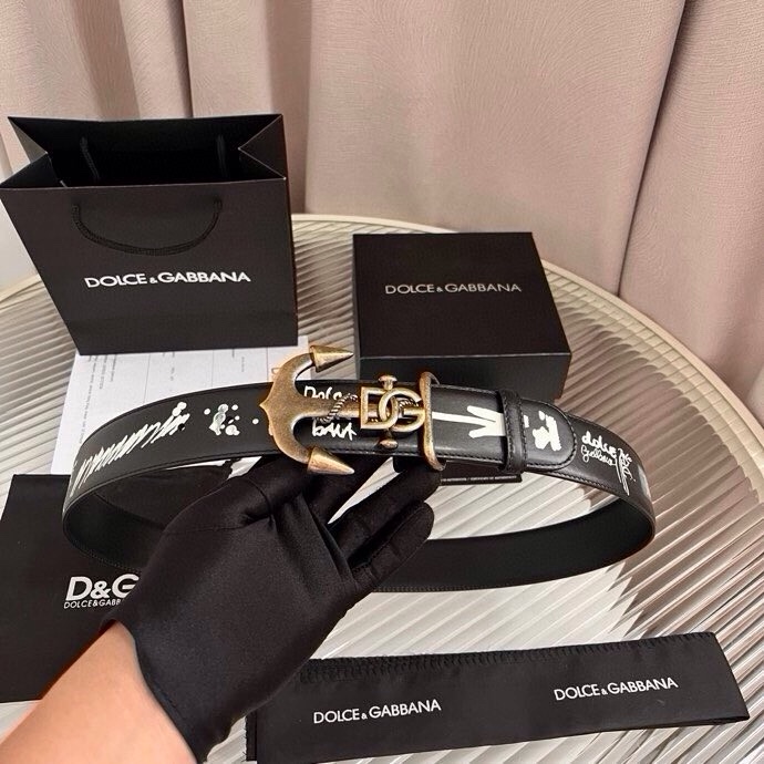 Dolce&Gabbana 全新印花小牛皮腰带，缀以个性化徽标搭扣。小牛皮腰带，搭配徽标装饰搭扣,4.0