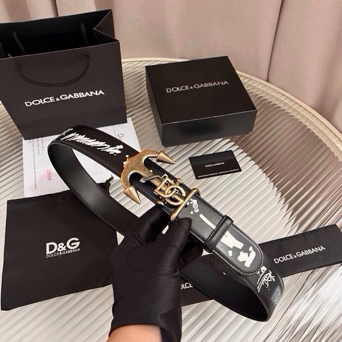 Dolce&Gabbana 全新印花小牛皮腰带，缀以个性化徽标搭扣。小牛皮腰带，搭配徽标装饰搭扣,4.0