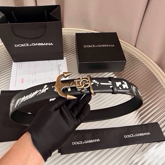 Dolce&Gabbana 全新印花小牛皮腰带，缀以个性化徽标搭扣。小牛皮腰带，搭配徽标装饰搭扣,4.0