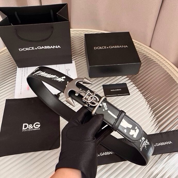 Dolce&Gabbana 全新印花小牛皮腰带，缀以个性化徽标搭扣。小牛皮腰带，搭配徽标装饰搭扣,4.0