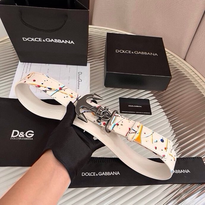 Dolce&Gabbana 全新印花小牛皮腰带，缀以个性化徽标搭扣。小牛皮腰带，搭配徽标装饰搭扣,4.0