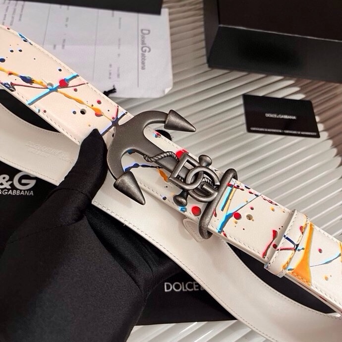 Dolce&Gabbana 全新印花小牛皮腰带，缀以个性化徽标搭扣。小牛皮腰带，搭配徽标装饰搭扣,4.0