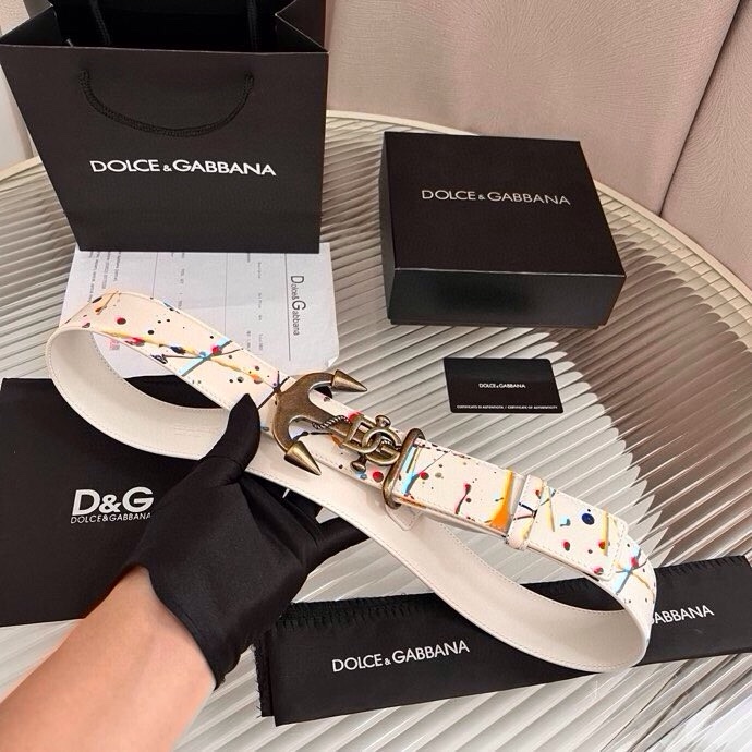 Dolce&Gabbana 全新印花小牛皮腰带，缀以个性化徽标搭扣。小牛皮腰带，搭配徽标装饰搭扣,4.0